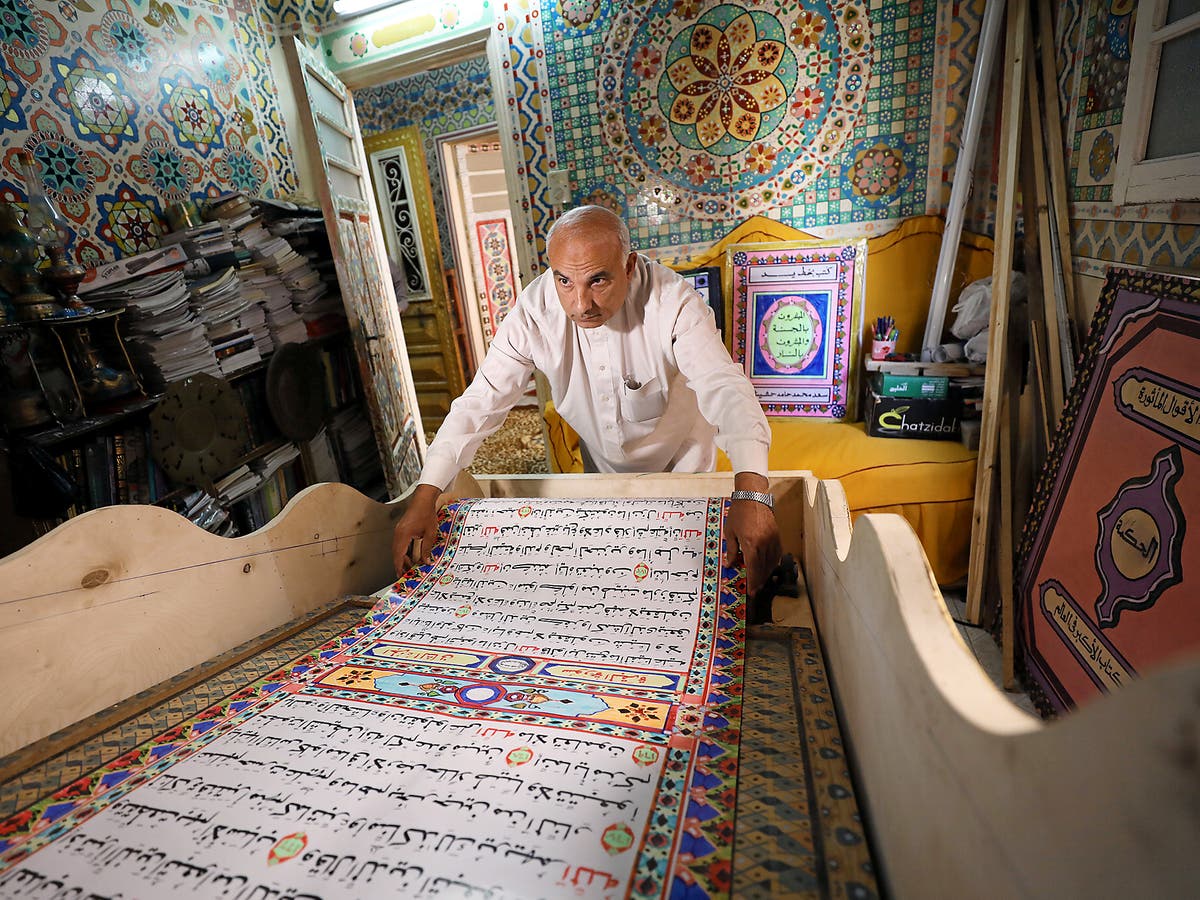 Самое длинное арабское. Самый большой печатный Коран в мире. Коран Египет. Коран самый необычный в мире. Самый большой Коран в мире в книге рекорт.