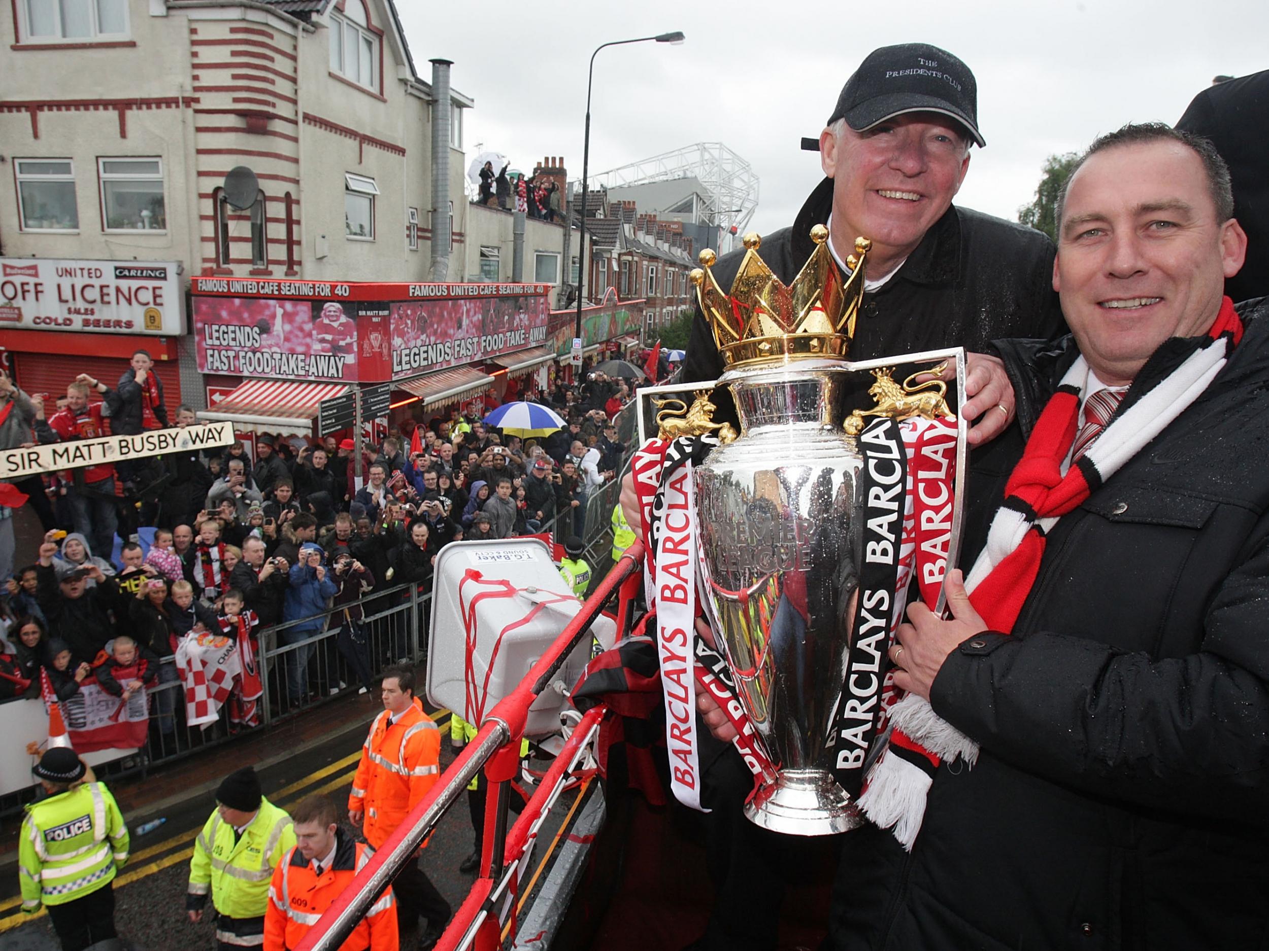 Meulensteen and Sir Alex Ferguson with the Premier League trophy in 2011