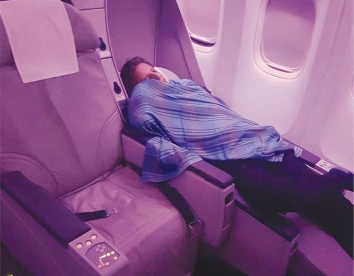 Пилот спит в самолете