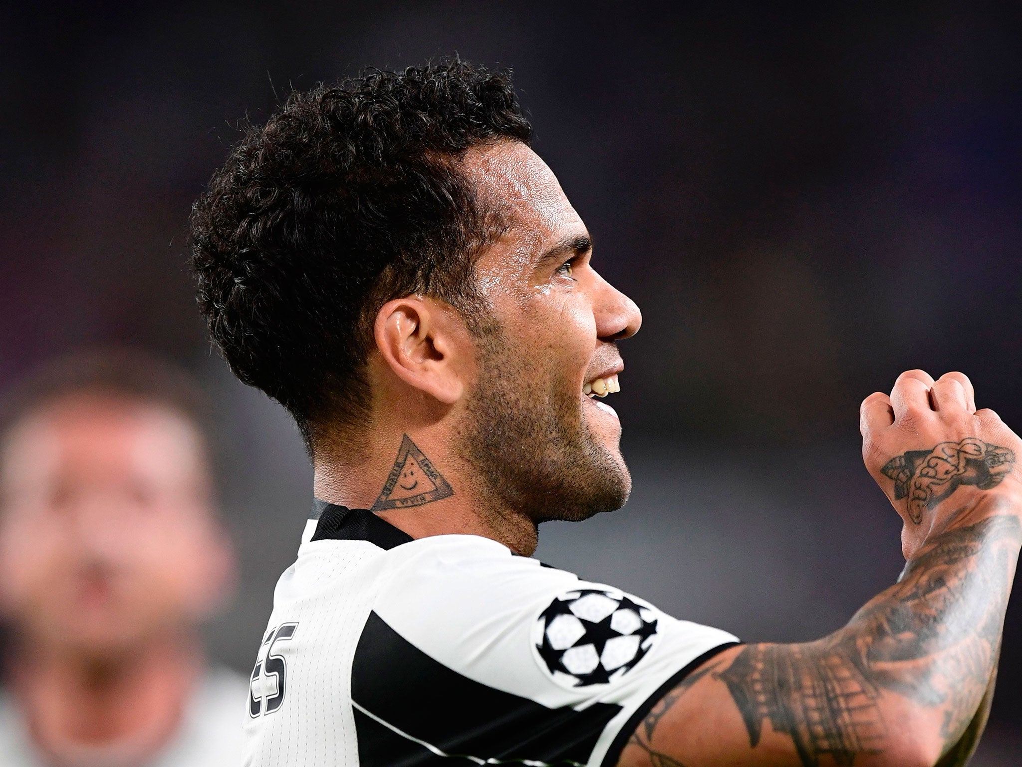 Dani Alves celebrates his goal