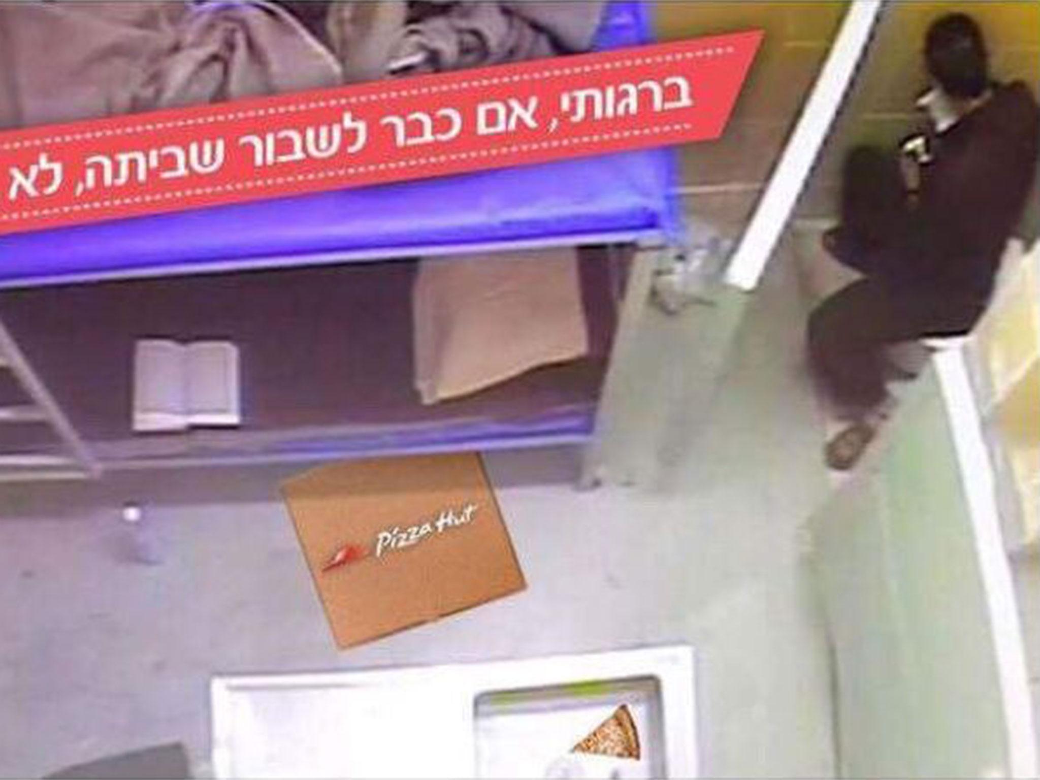 Pizza Hut Israel Photoshopped a pizza box onto the floor of the prison cell along with a slice of pizza in the sink