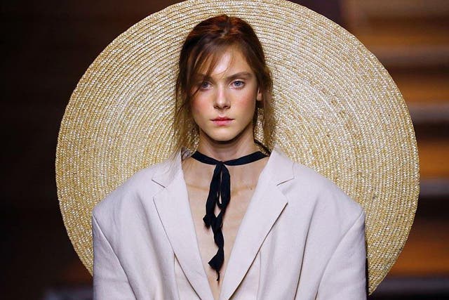 Jacquemus opted for false shoulders padded to the extreme