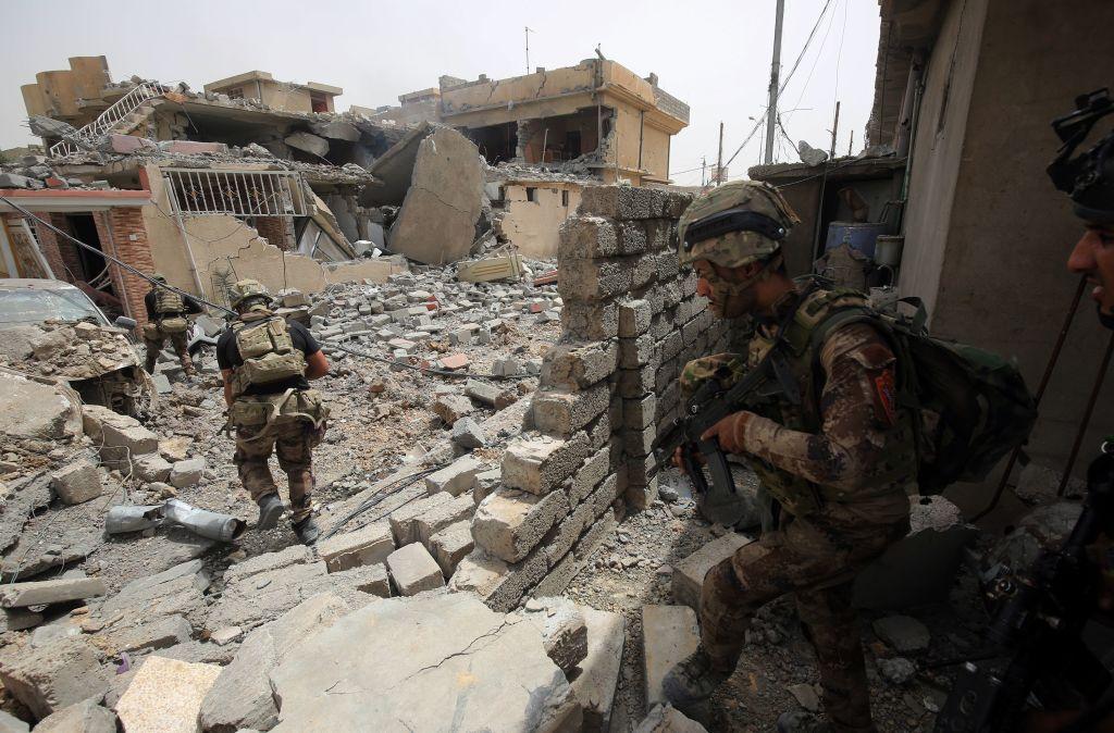 Members of Iraq's elite Counter-Terrorism Services (CTS) advance in western Mosul's al-Islah al-Zaraye neighbourhood on 11 May 2017