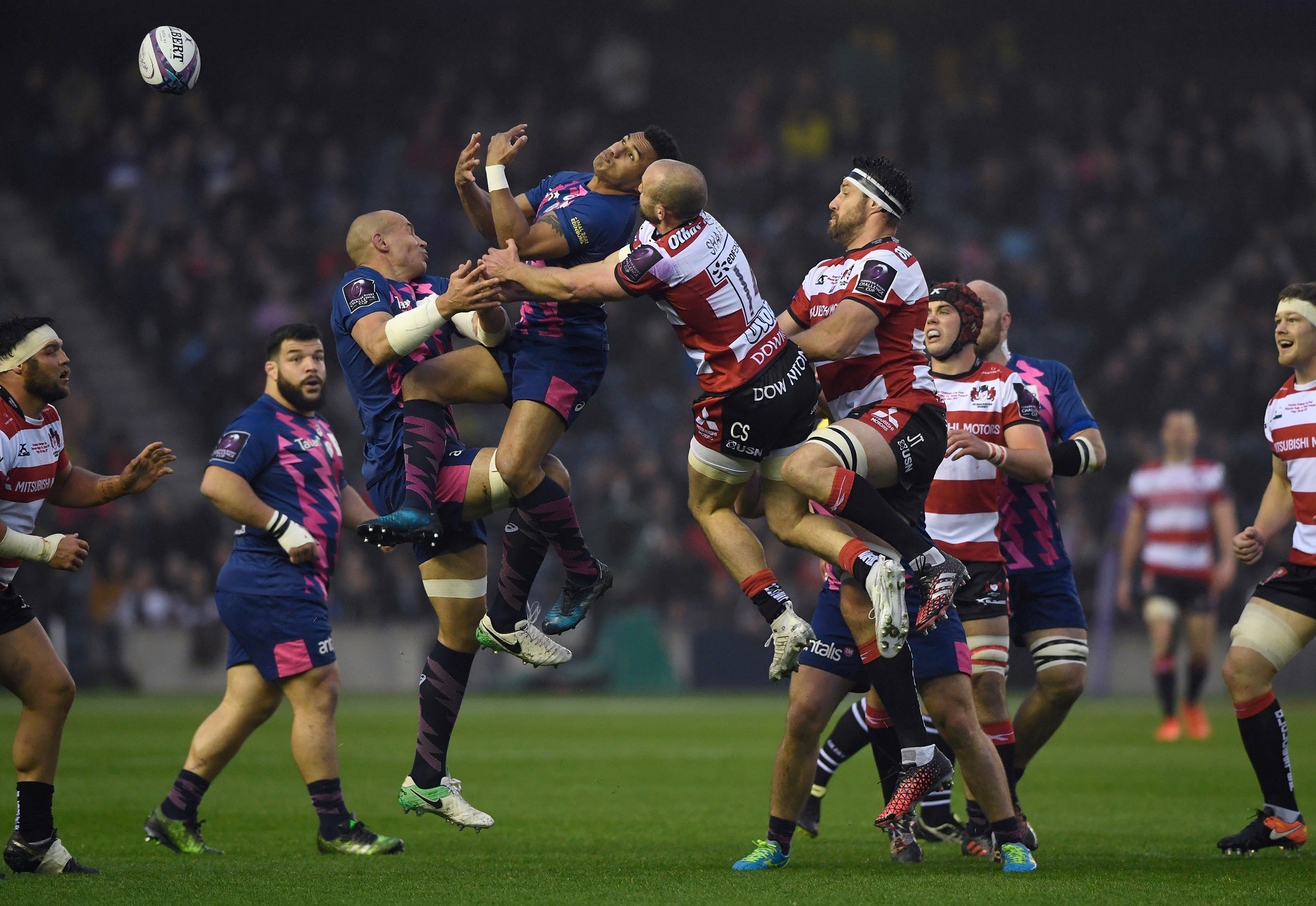 Will Genia and Charlie Sharples contest a high ball