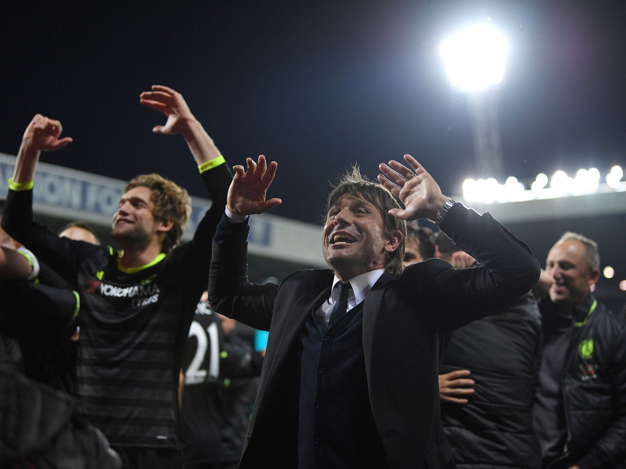 Antonio Conte celebrates with his players after clinching the title