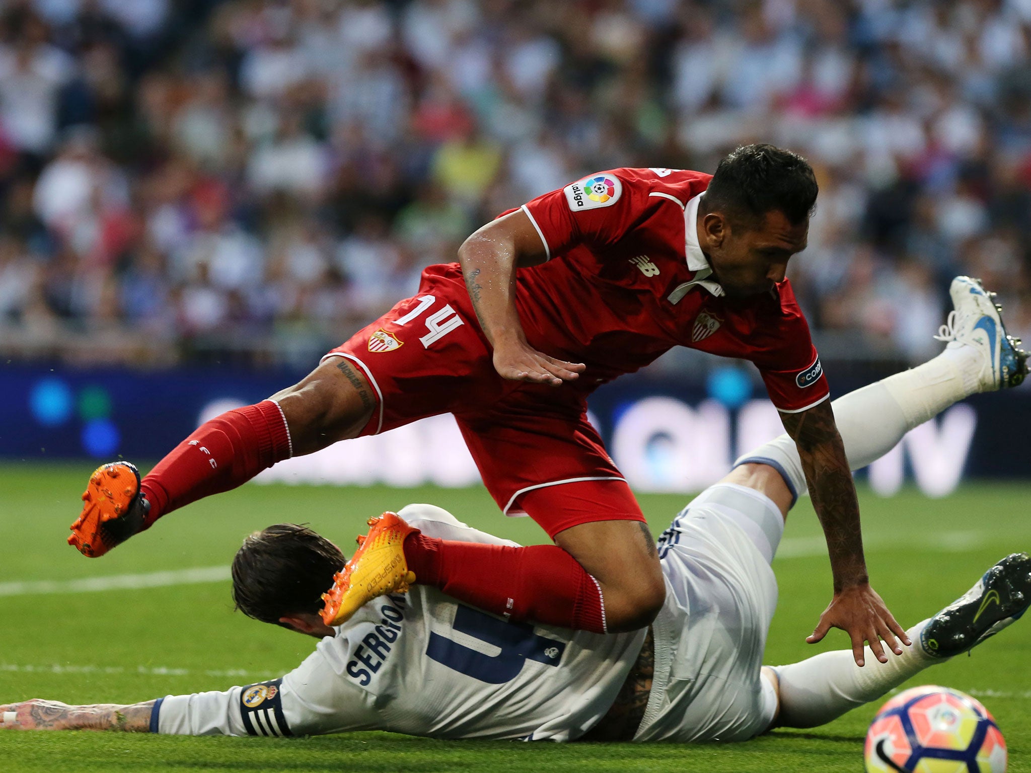 Walter Montoya is tackled by Sergio Ramos
