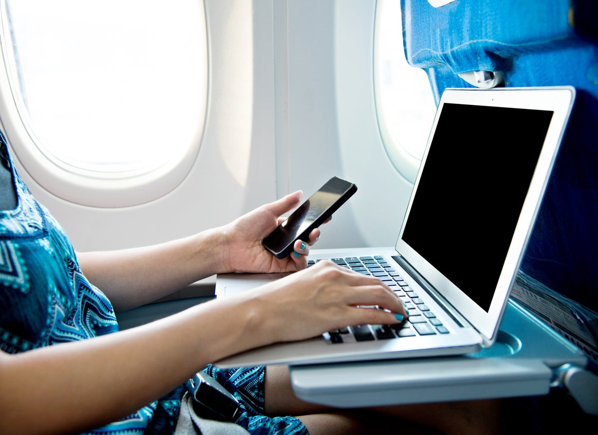 Повер банки в самолете. С ноутбуком в самолете. Ноутбук ноутбук в самолете. Ноут в самолёте. Ноутбук из ОАЭ.