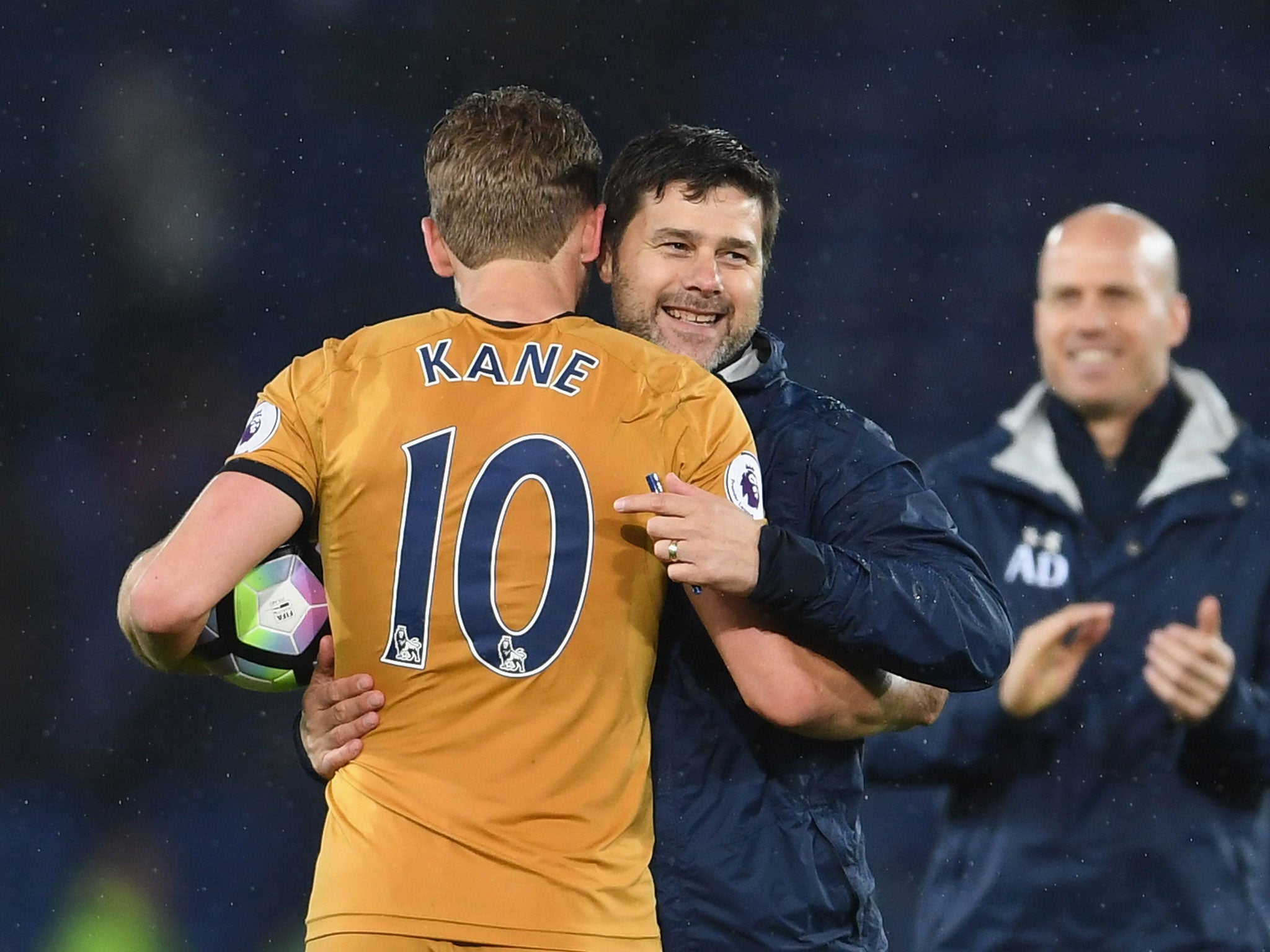 Mauricio Pochettino congratulates Harry Kane after Thursday's victory