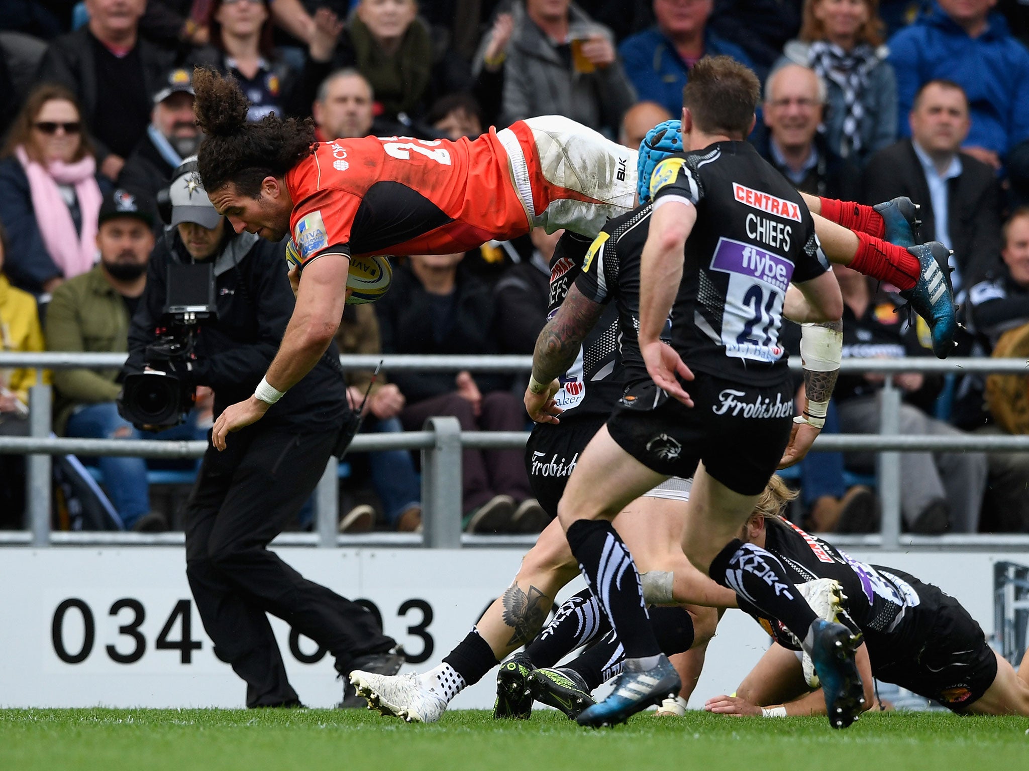 Mike Ellery dives over to score for Saracens