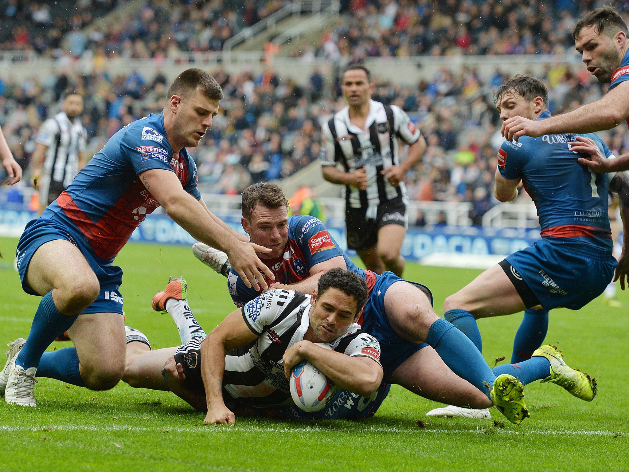 Hep Cahill goes over to score for Widnes