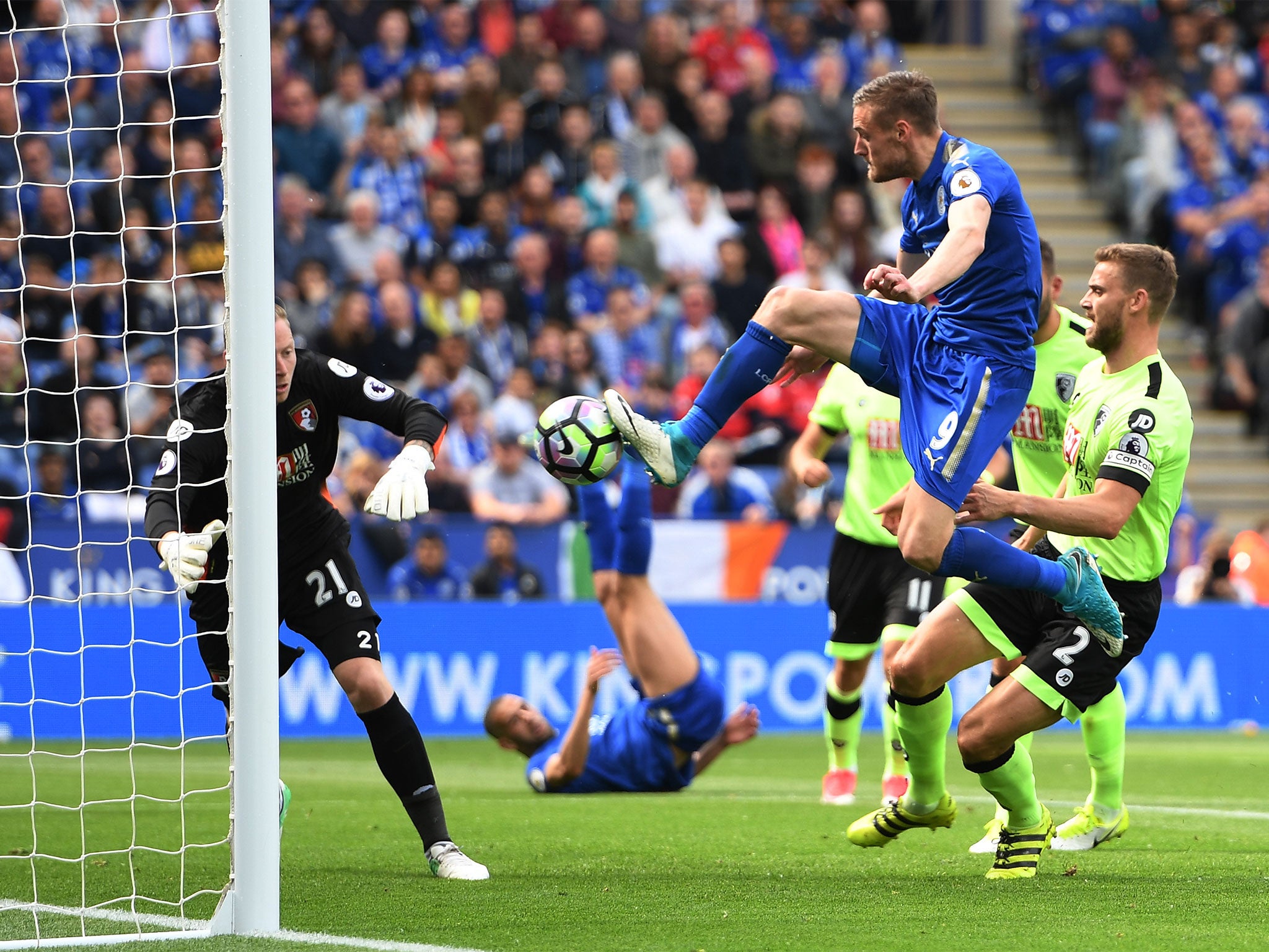 Jamie Vardy nets the equaliser for Leicester