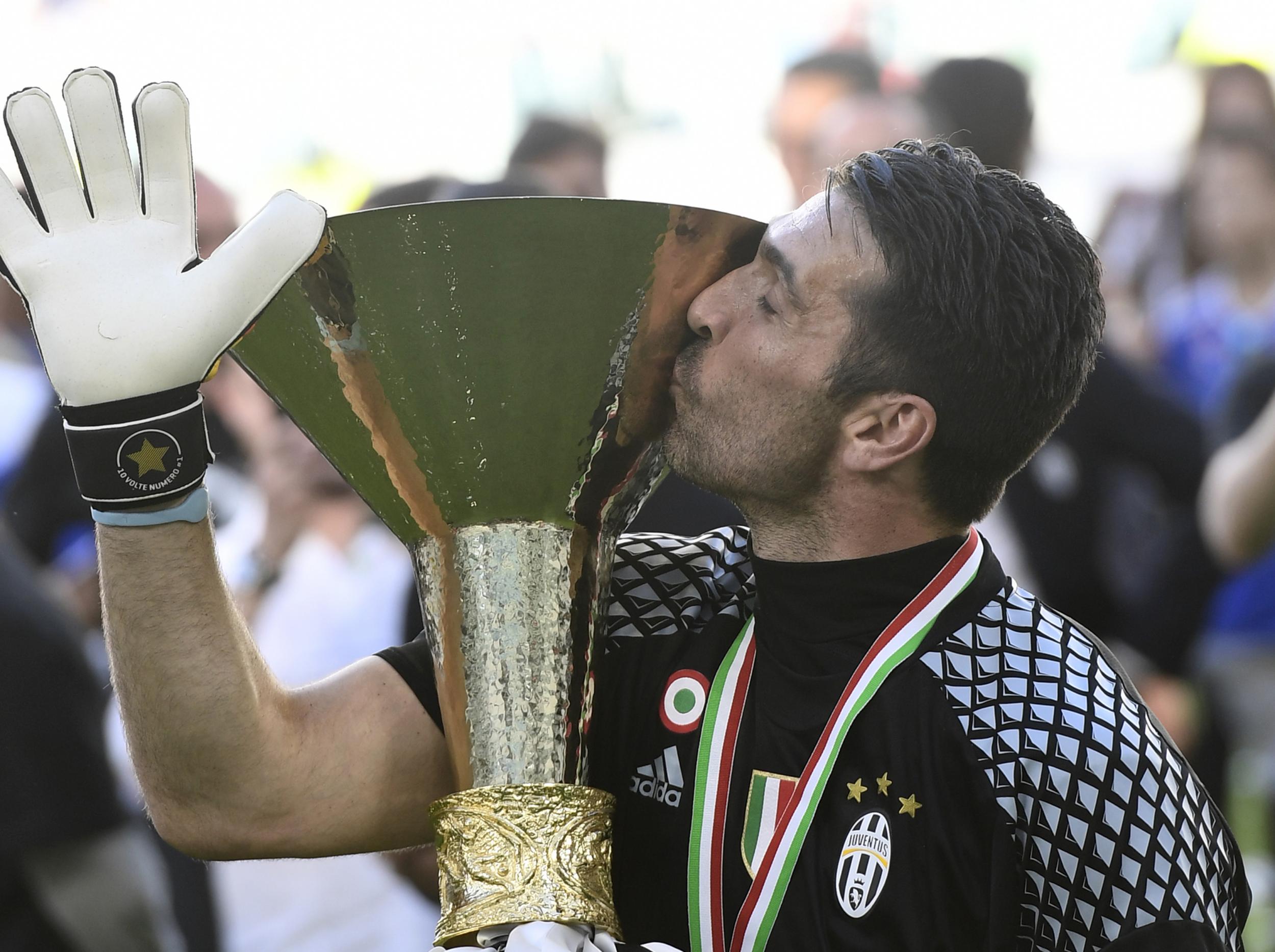 Buffon kisses the Serie A trophy