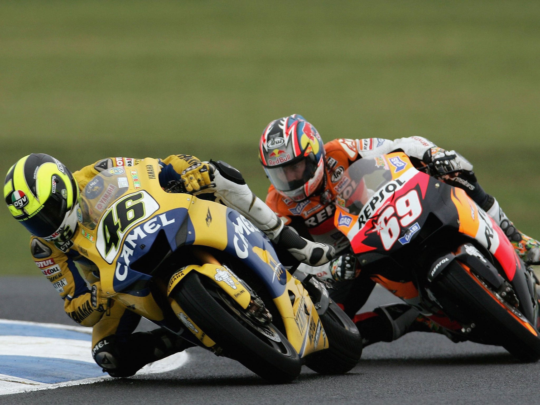 Hayden (right) enjoyed a thrilling battle with Rossi (left) in the 2006 MotoGP world championship