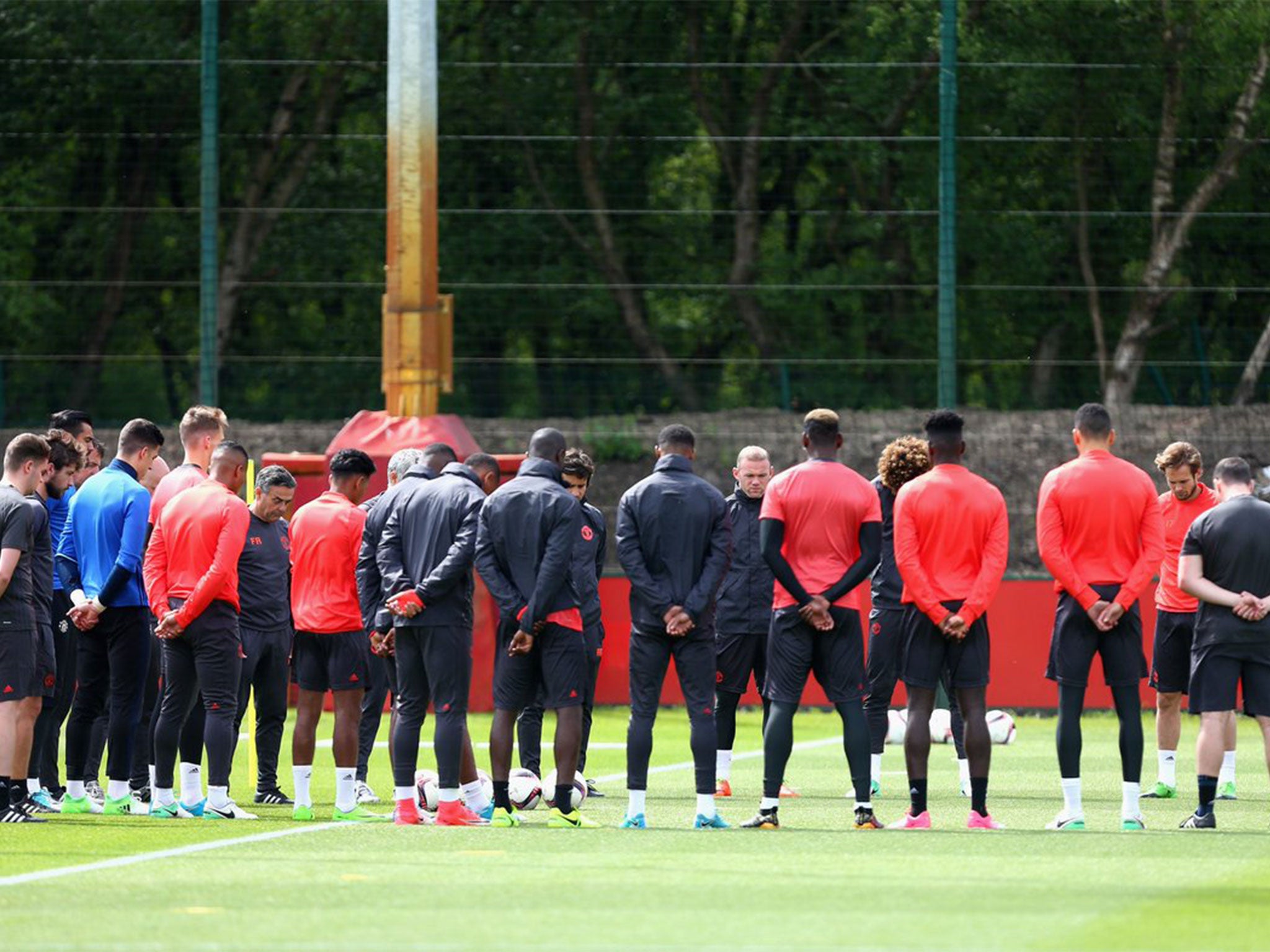 Manchester United player take a moment of silence