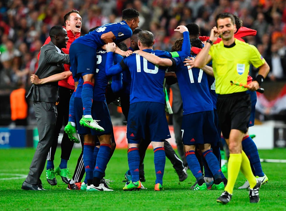 Manchester United celebrate after the final whistle