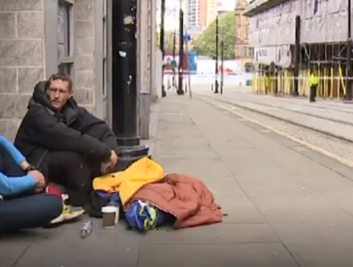Manchester homeless man John lends boots to diner 'in need' - BBC News