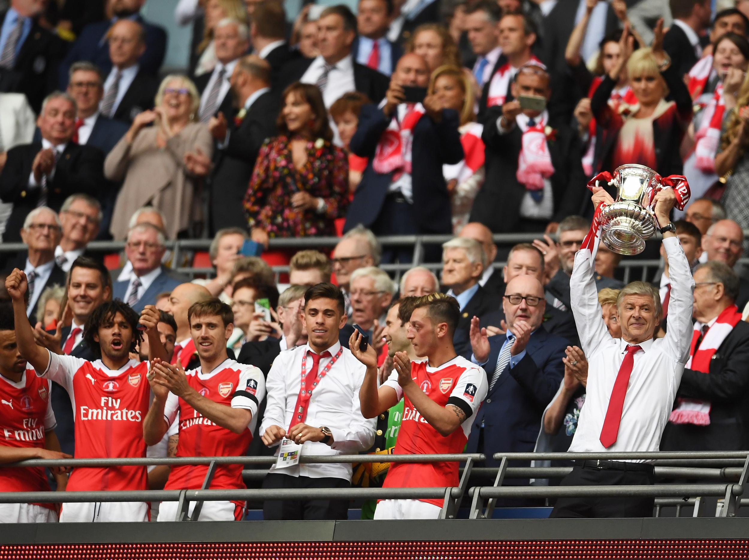 Wenger lifts the FA Cup at Wembley Stadium