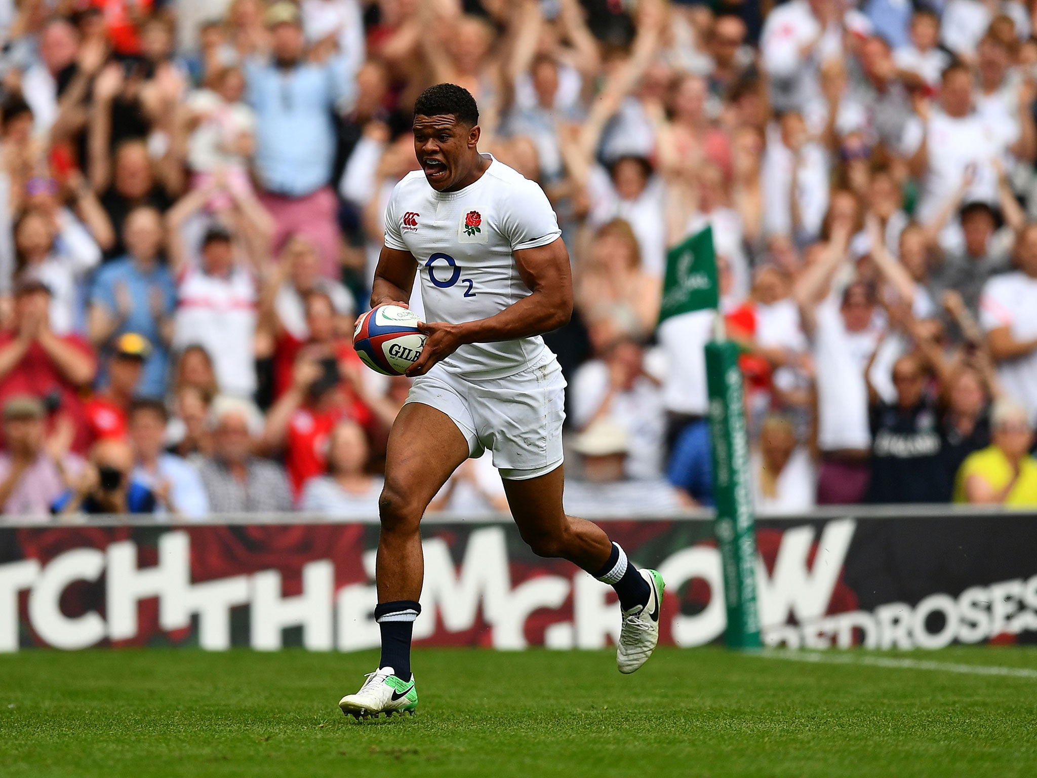 Nathan Earle scores England's first try at Twickenham