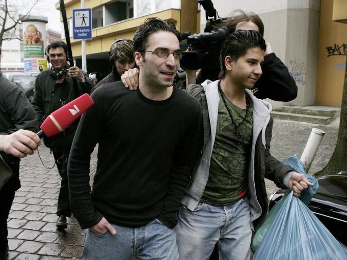 Alparslan Surucu, centre, in 2006 in Berlin after a court acquitted him and his brother, Mutlu Surucu, in the killing of their sister, Hatun Surucu. An appeals court later overturned his acquittal