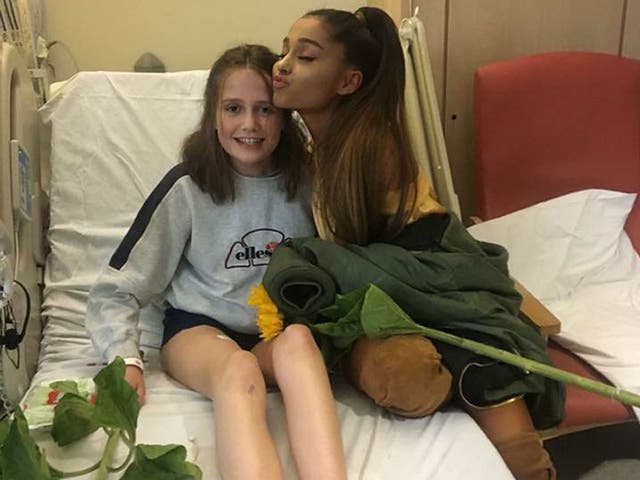 Ariana Grande meeting Evie Mills at the Royal Manchester Children's Hospital ward