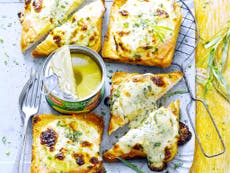 How to make pineapple and gorgonzola toast