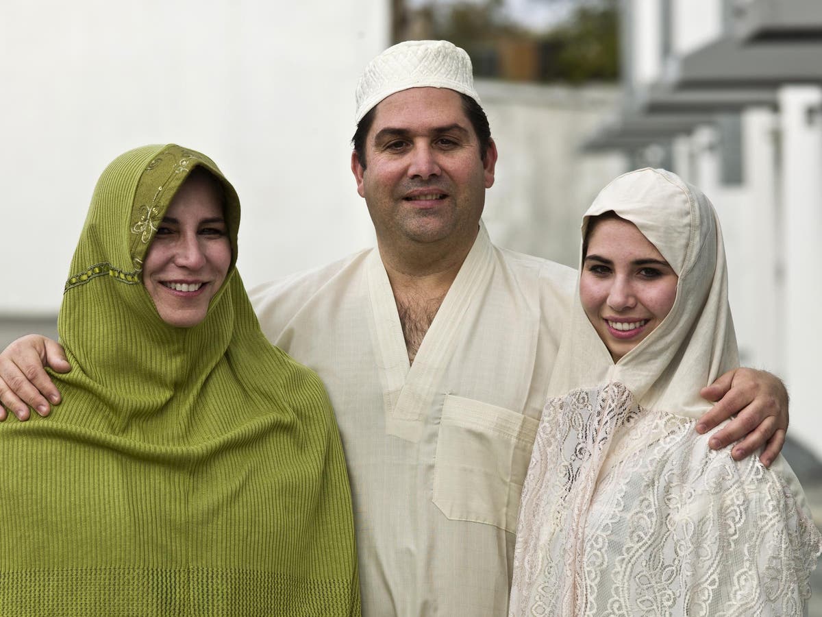 Muslim wife. Арабская семья. Арабы с женами. Многоженство у мусульман. Мусульманин с двумя женами.