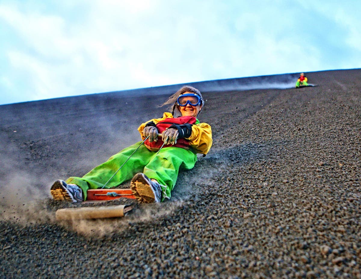 Volcano surfing. Вулканобординг Никарагуа. Вулканический Бординг. Эш-Бординг. Volcano Boarding/Volcano surfing.