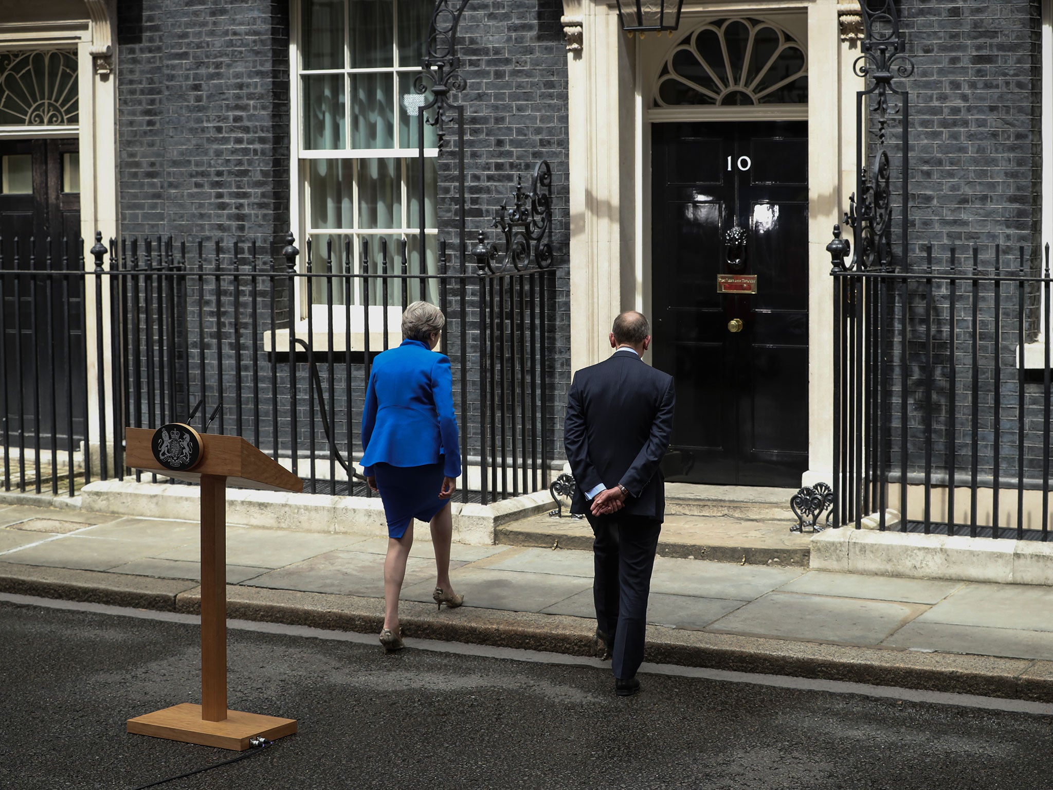 Theresa May enters 10 Downing Street with husband Philip after speaking on 9 June