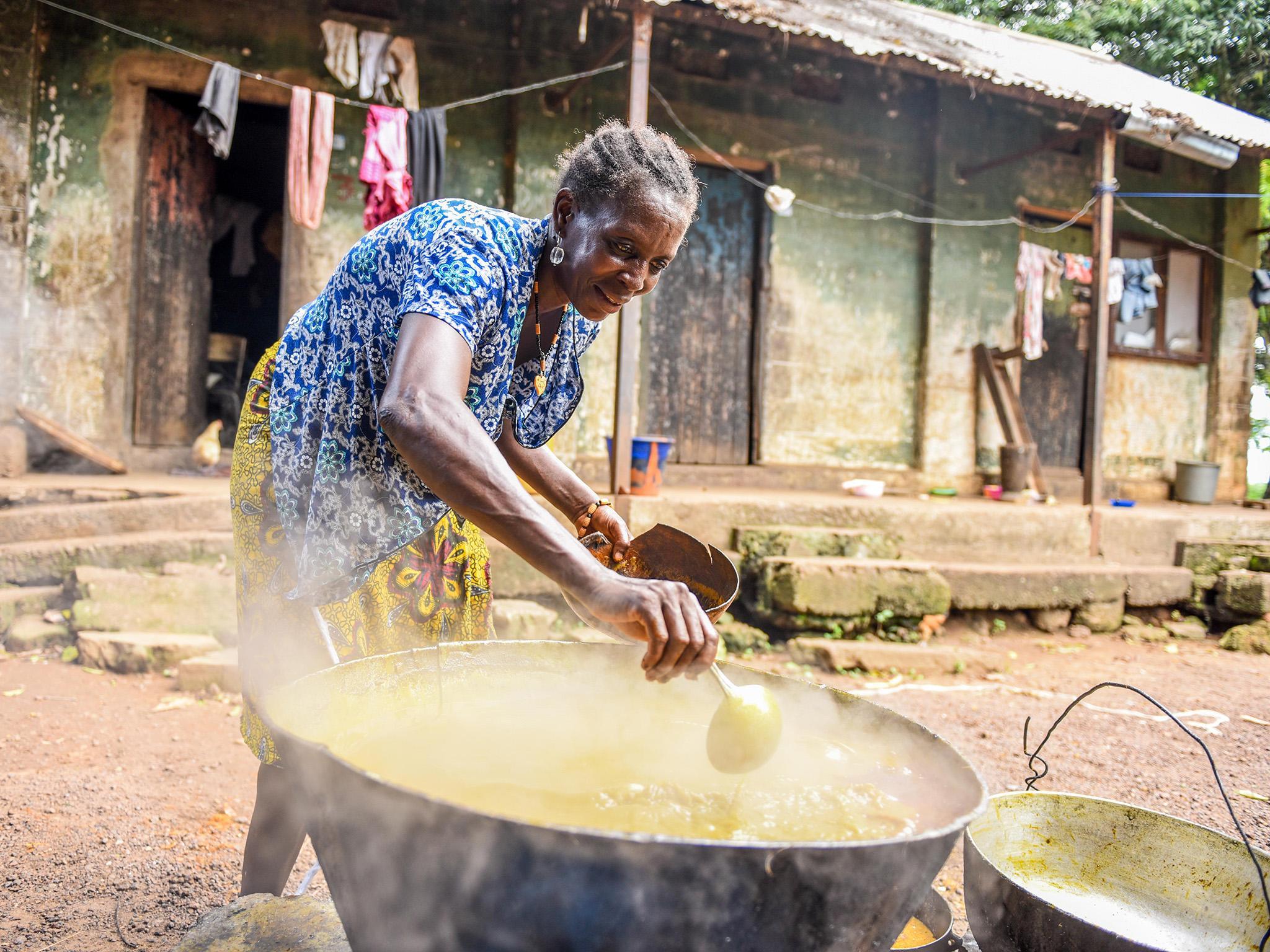 Mabinty's aunt is cooking palm oil to sell