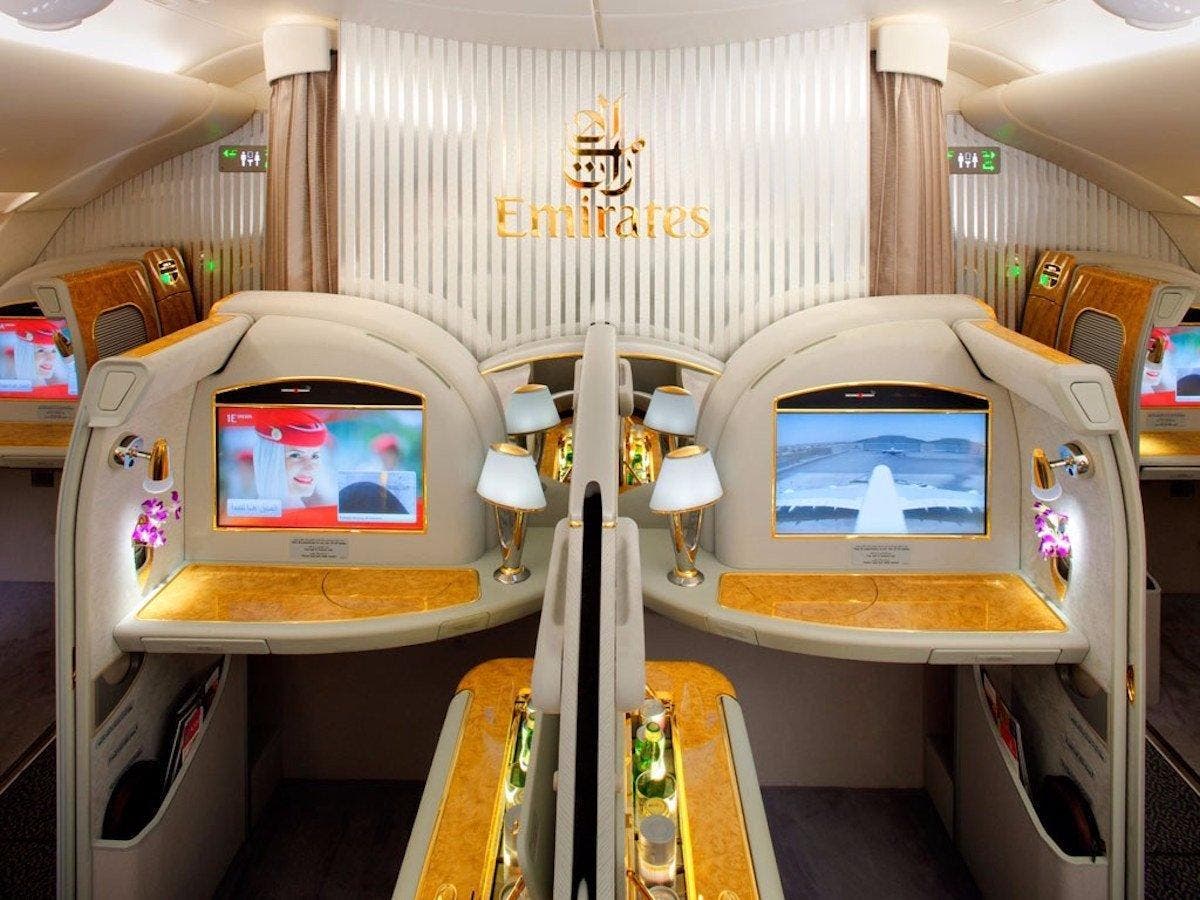 Сколько стоит самая дорогая станция. Airbus a380 Emirates первый класс. Первый класс Emirates a380. Первый класс Эмирейтс а380. Emirates Airlines a380 бизнес класс.