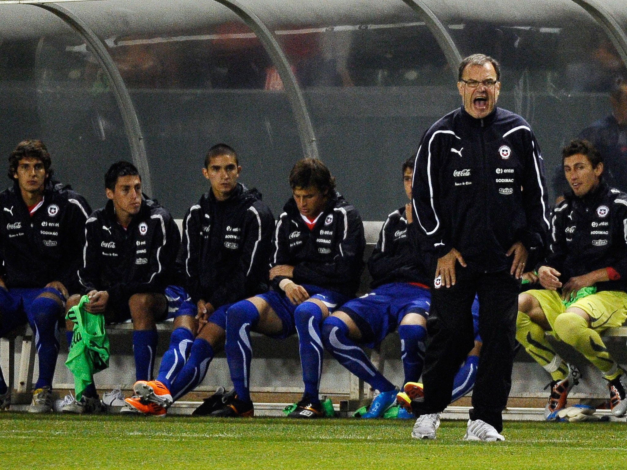 Marcelo Bielsa issues instructions during Chile's friendly against the USA in January 2011