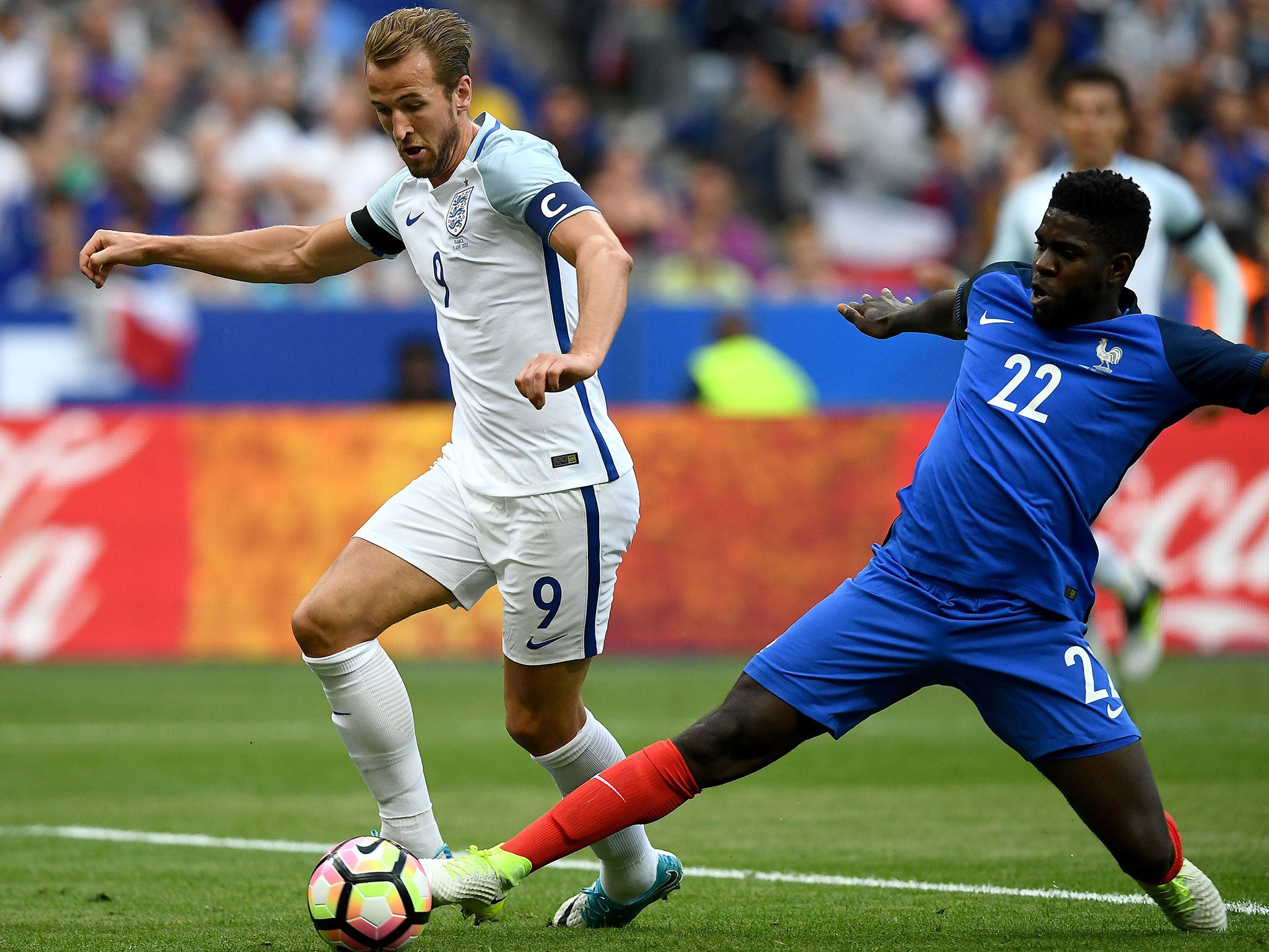 &#13;
Umtiti attempts to dispossess Kane &#13;