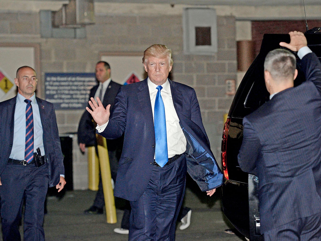 US President Donald Trump (C) and leaves the MedStar Washington Hospital Center after visiting victims of the shooting at a baseball practice session