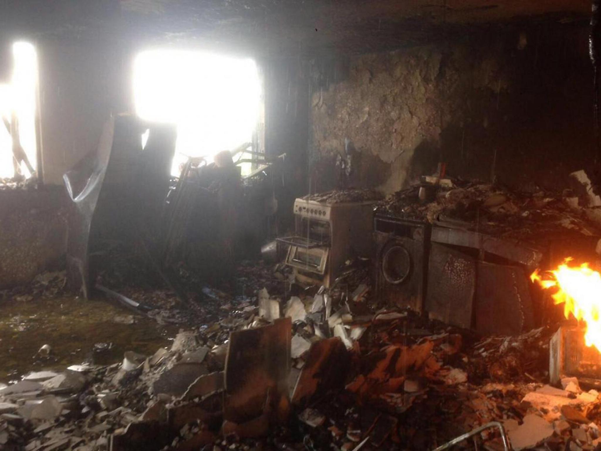 Видео пожара внутри. Гренфелл Тауэр после пожара внутри. Квартира после пожара.