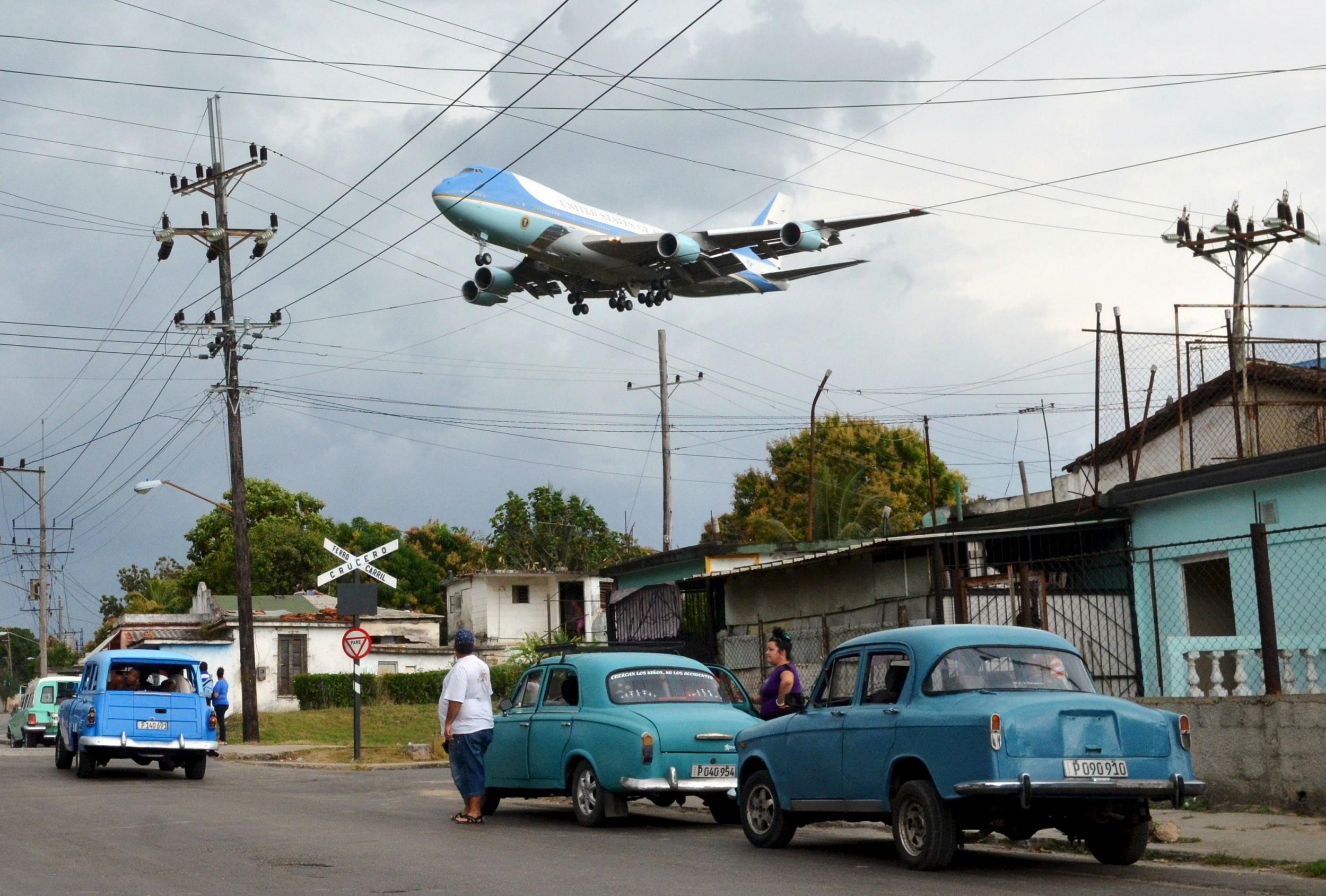 The presidential aircraft carrying Barack Obama flies over a neighbourhood in Havana