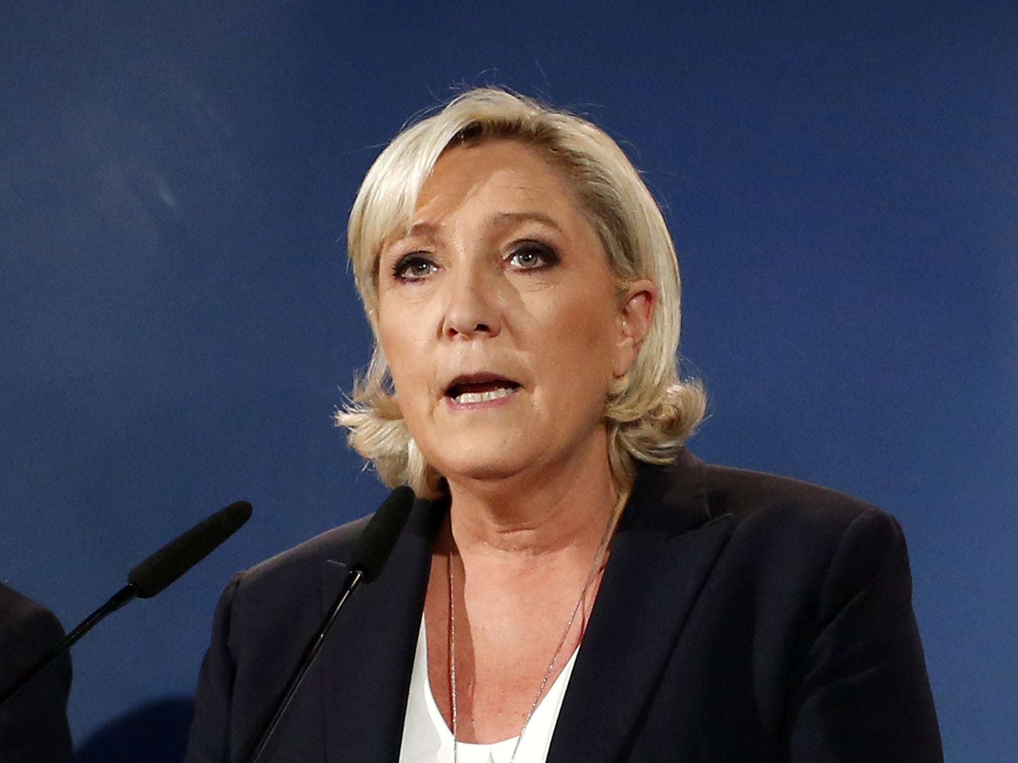 Marine Le Pen has called for political support from other parties after bank accounts used by the Front National were closed