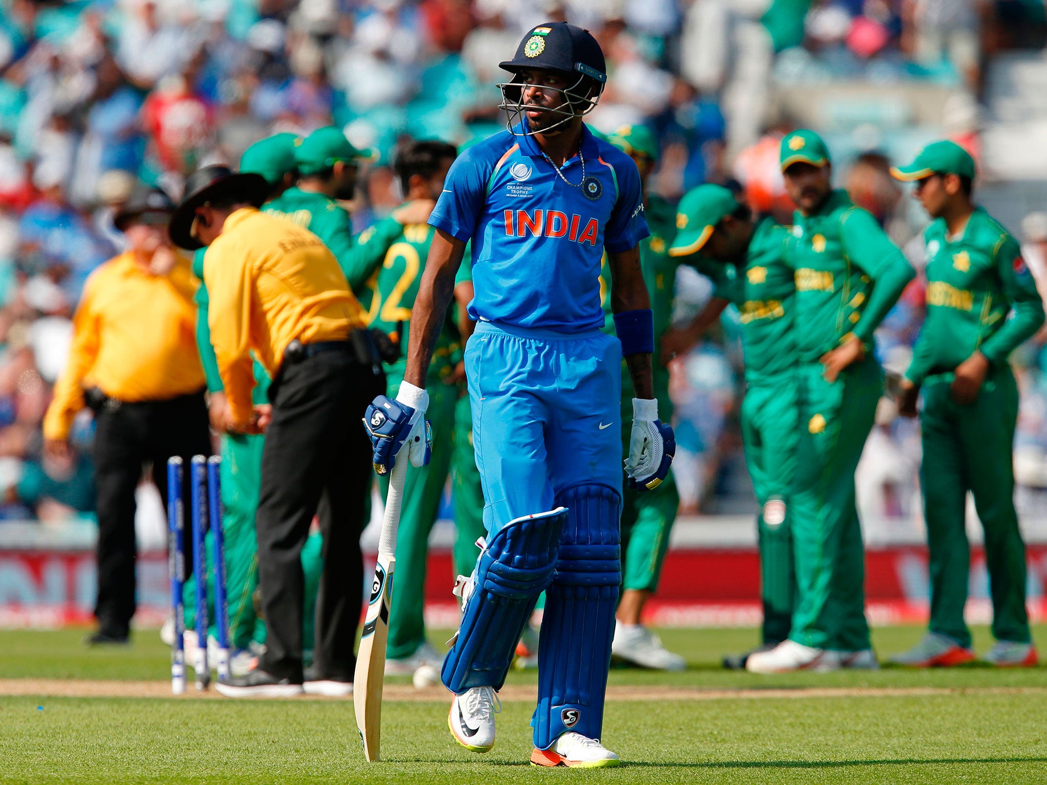 Hardik Pandya walks back to the pavilion after losing his wicket for 76