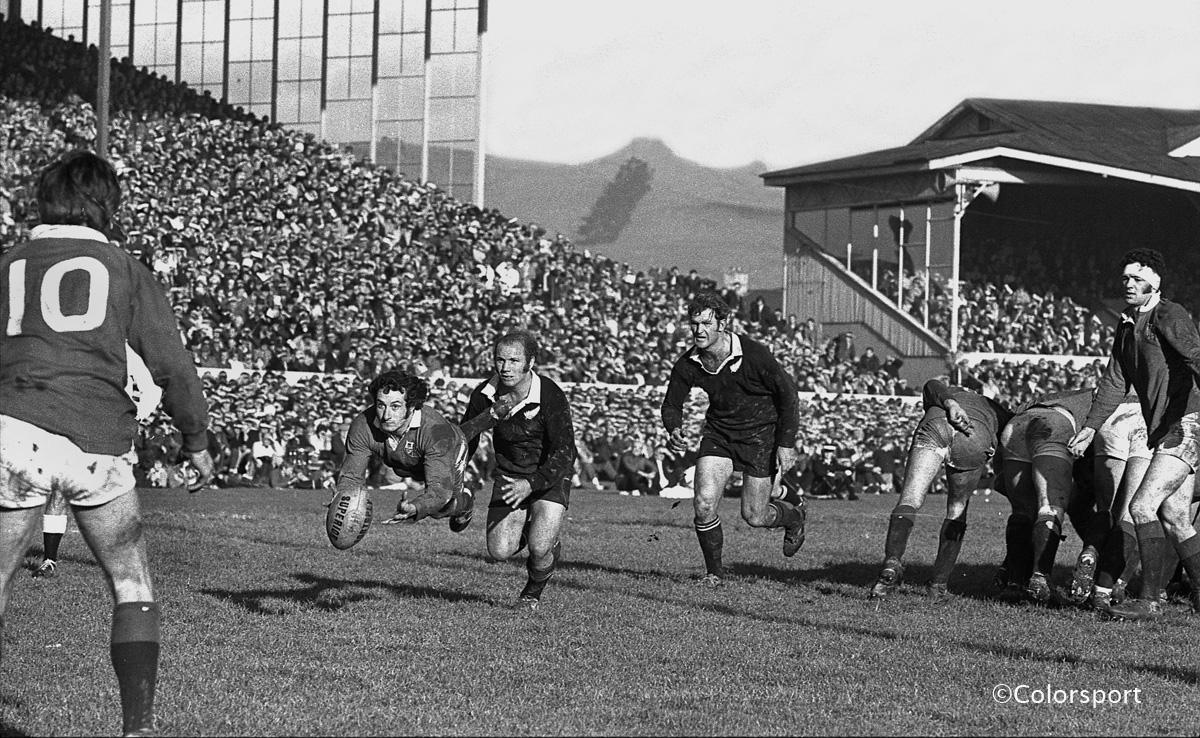 1971 | 2nd Test: NZ 22 Lions 12 | Gareth Edwards, under pressure from Sid Going and Ian Kirkpatrick, dive-passes to half-back partner Barry John