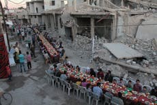Images of people breaking Ramadan fast in ruined Syrian town go viral