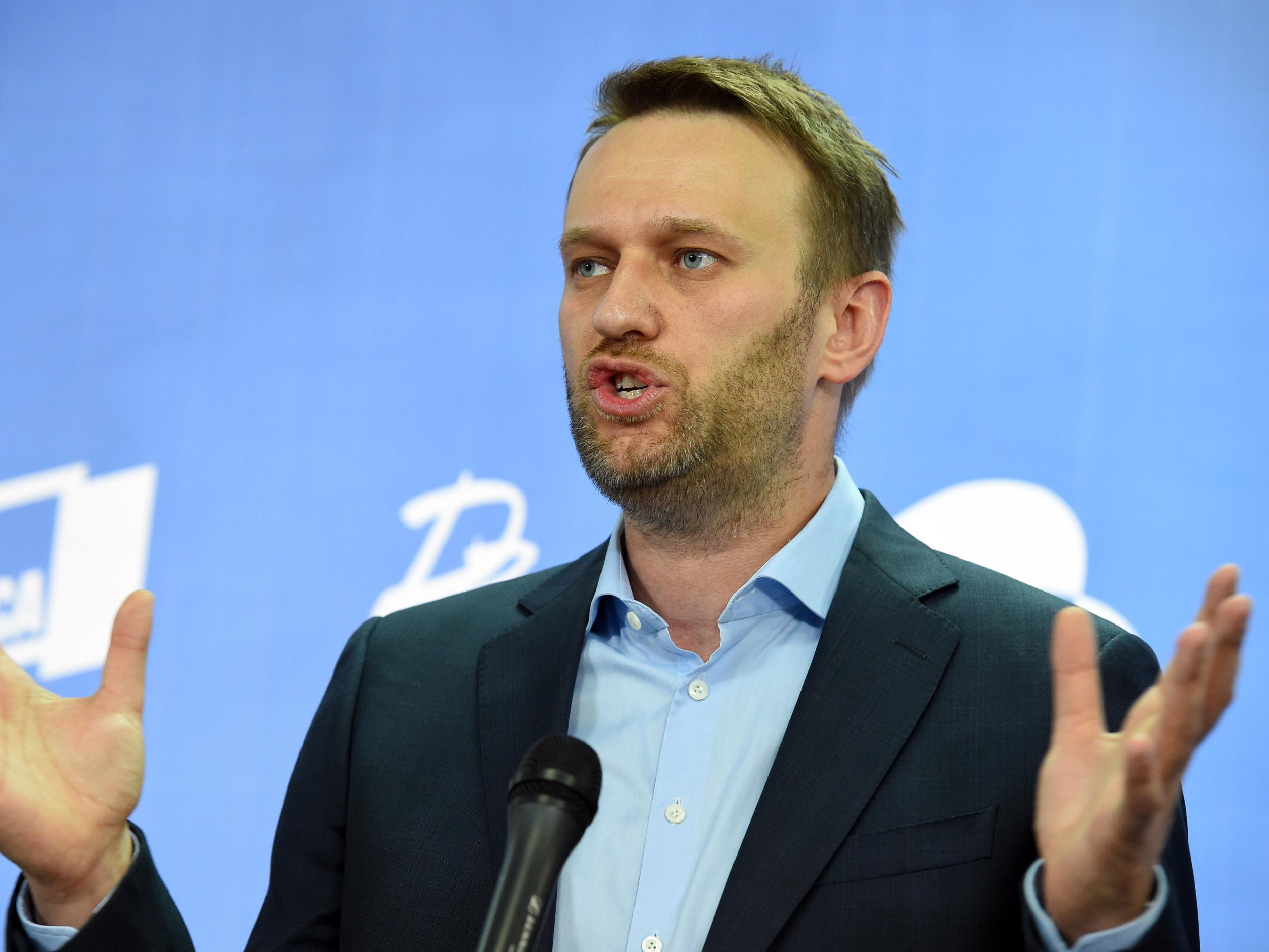 Prominent Putin critic Alexei Navalny arrested on way to opposition rally | The Independent