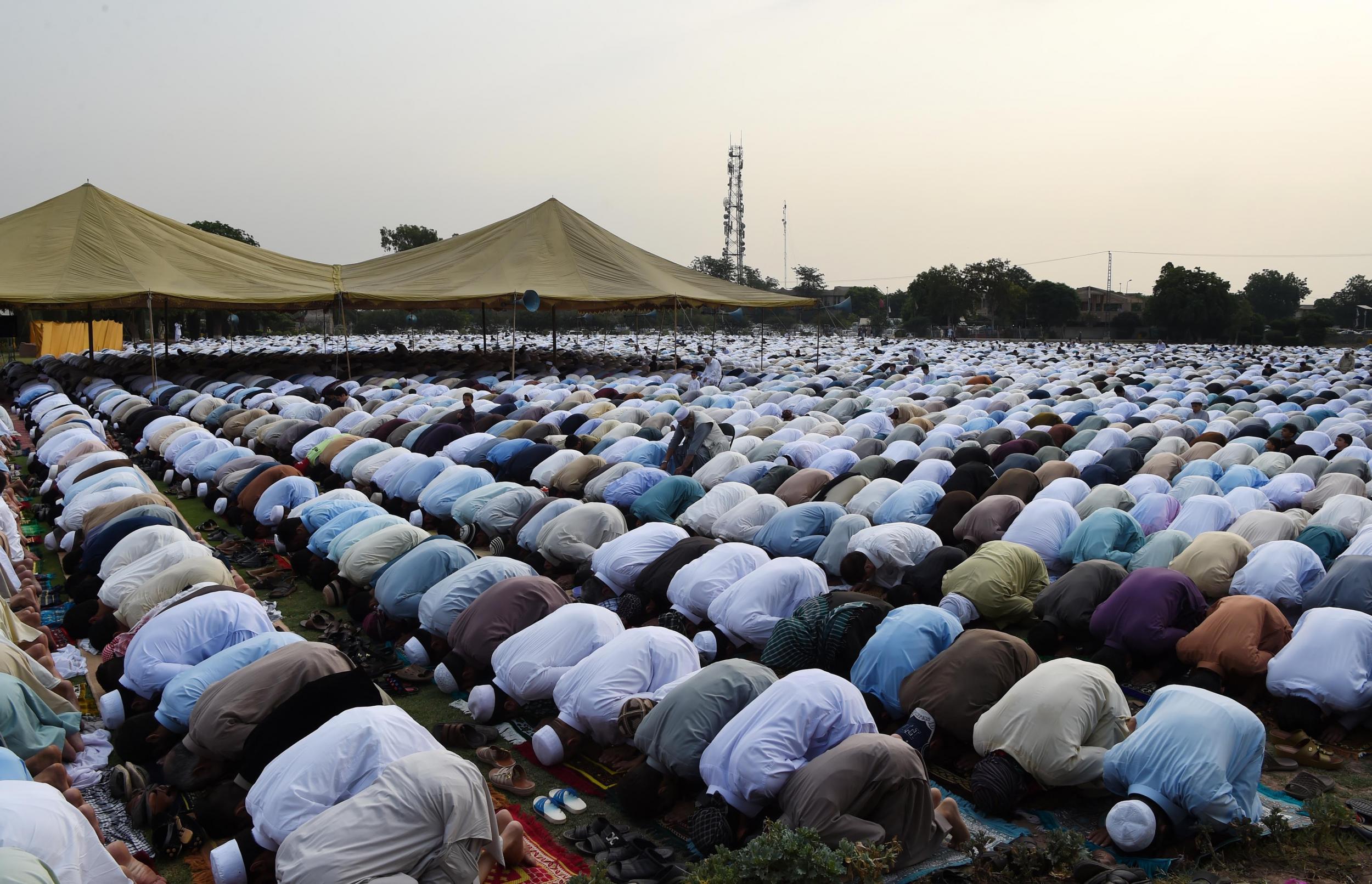 Eid al-Fitr: Muslims around world celebrate end of Ramadan 