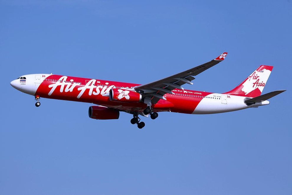 AirAsia X pilot 'told passengers to pray' after plane began to 'shake ...