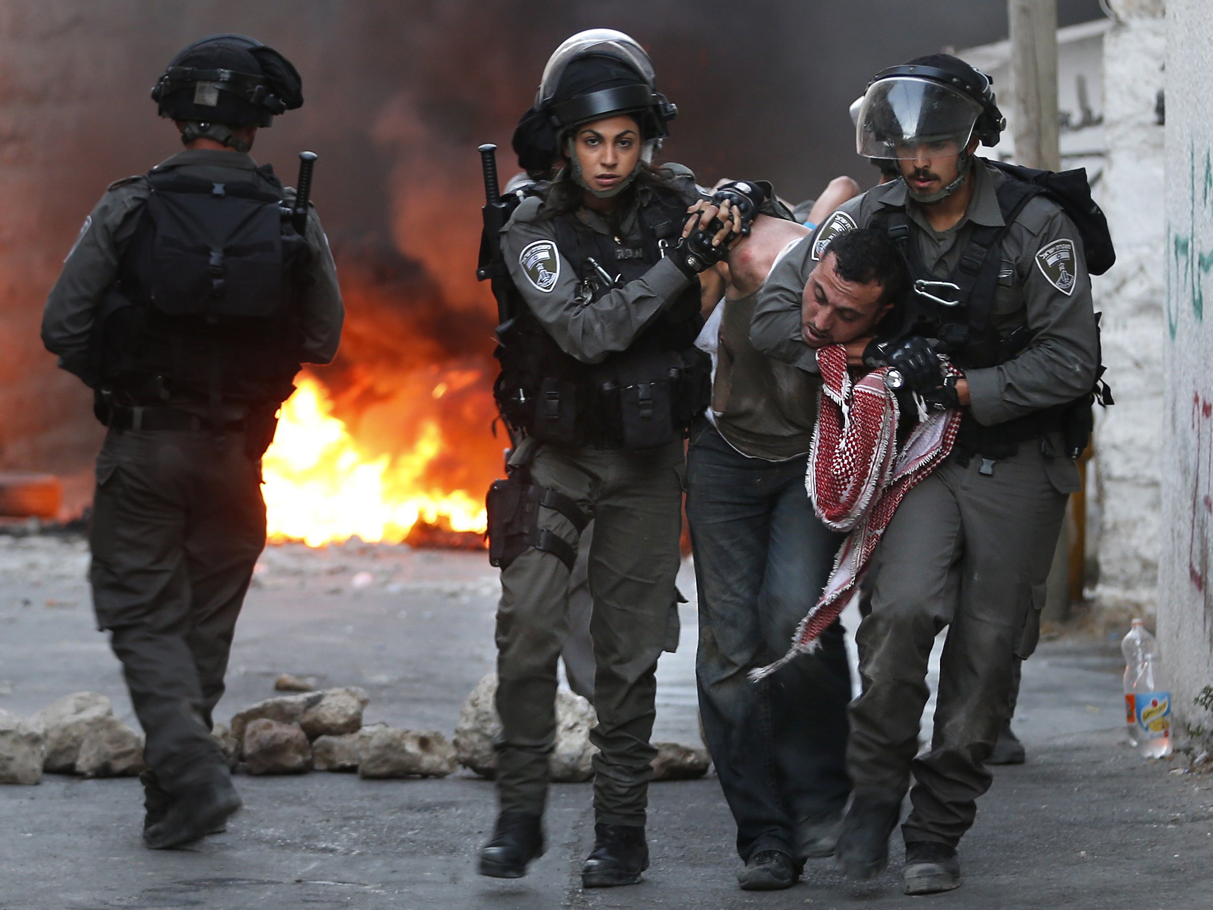 Israel police arrest Palestinian during clashes in east Jerusalem in 2015