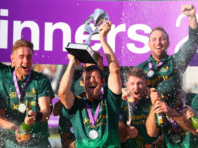 Captain Chris Read lifts the winners trophy after Nottinghamshire's four-wicket win