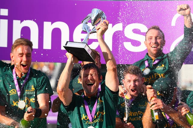 Captain Chris Read lifts the winners trophy after Nottinghamshire's four-wicket win