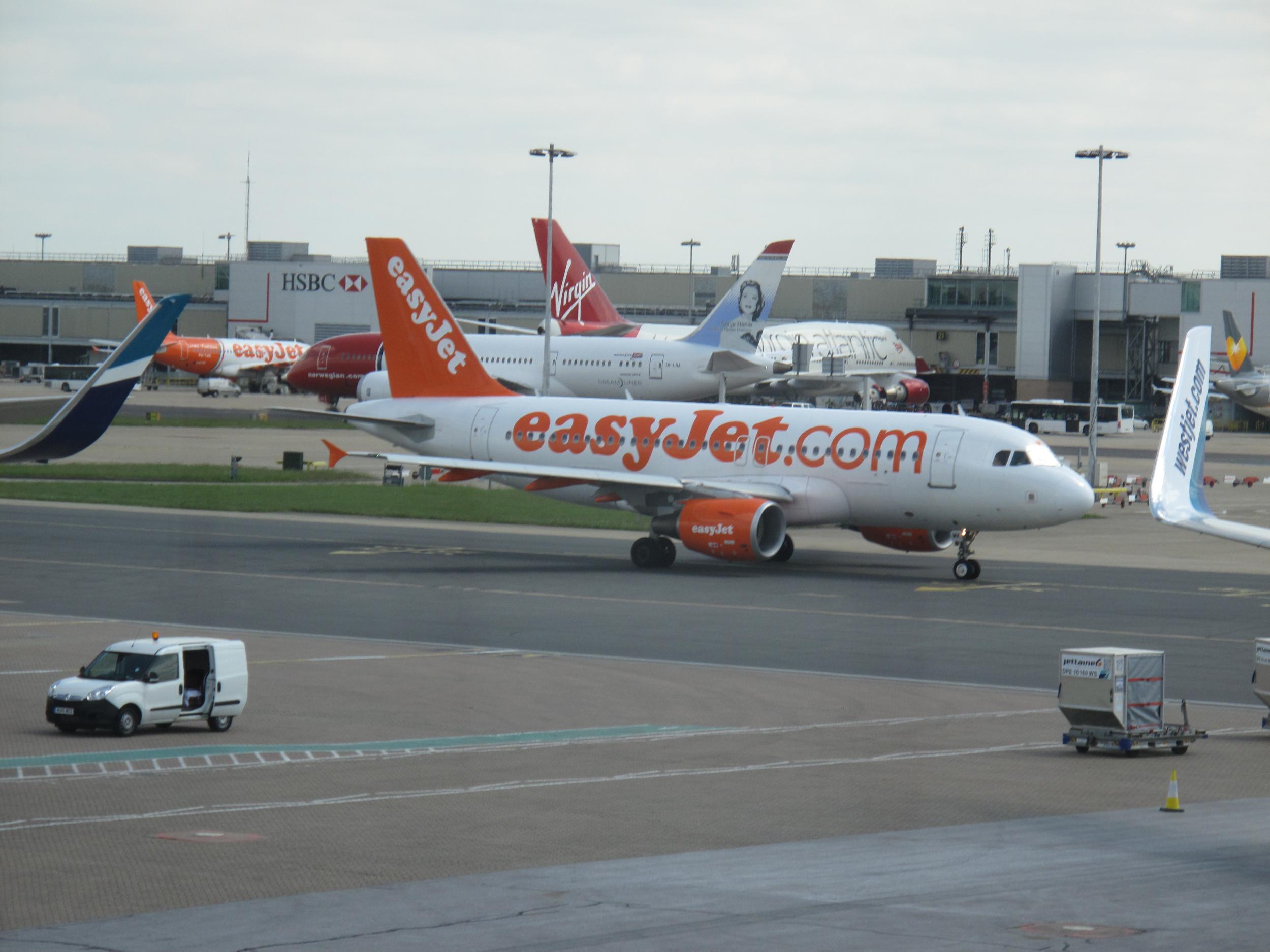 Drone at Gatwick Airport closes runway 