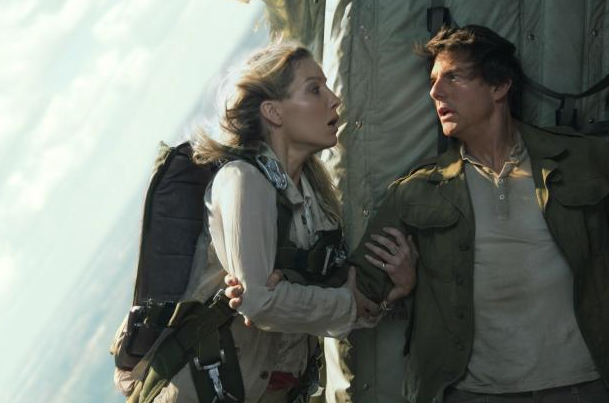 Annabelle Wallis and Tom Cruise in ‘The Mummy’ (2017)