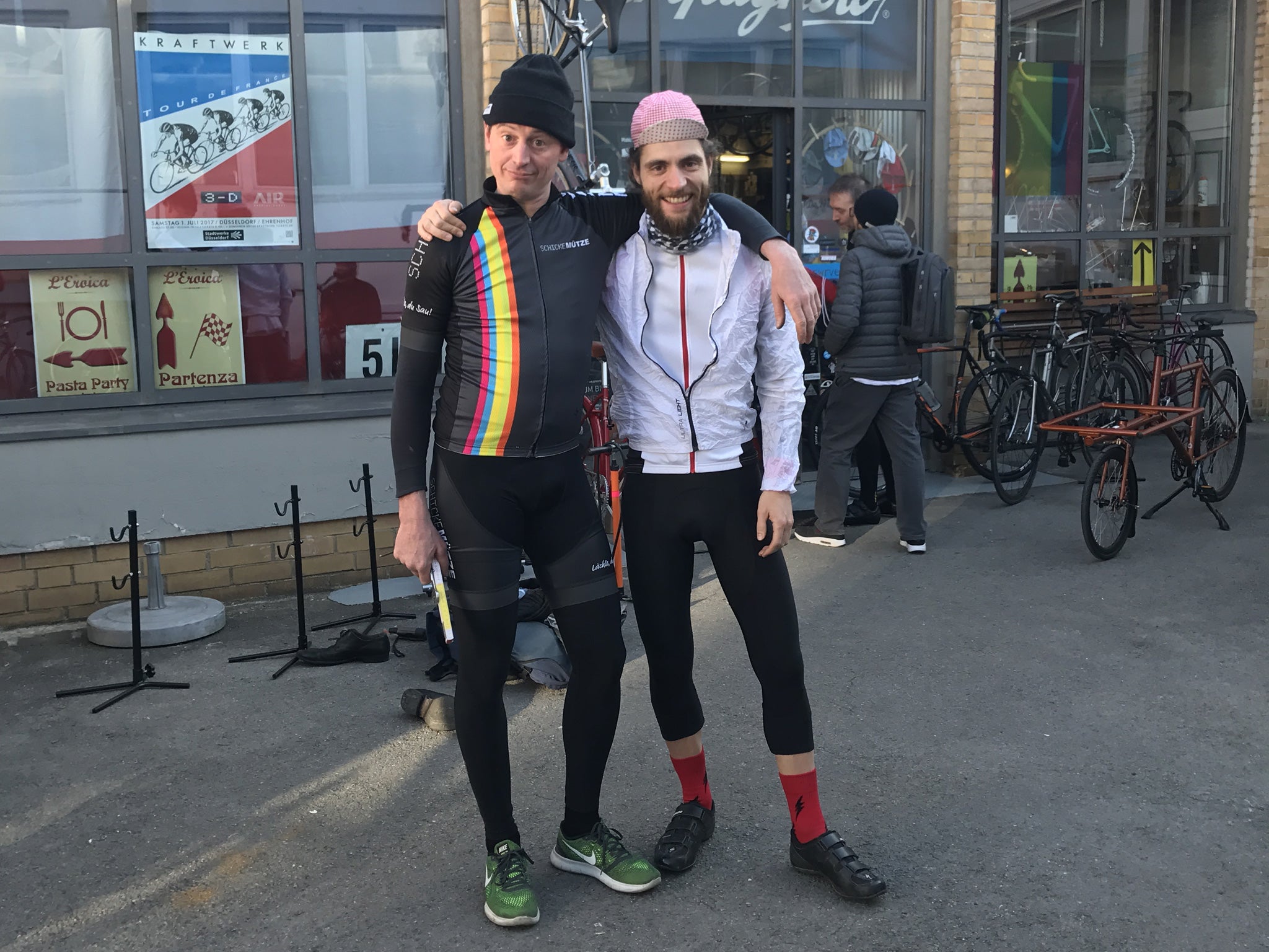 Schicke Mütze co-founder Konrad Gläser and fellow cyclist outside the shop looking the part