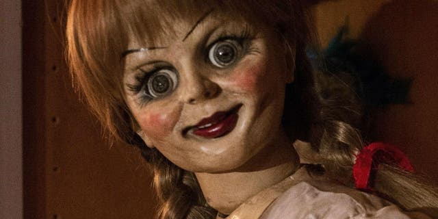<p>La muñeca real Annabelle no fue robada y permanece “a salvo” en el museo del ocultismo de los Warren</p>