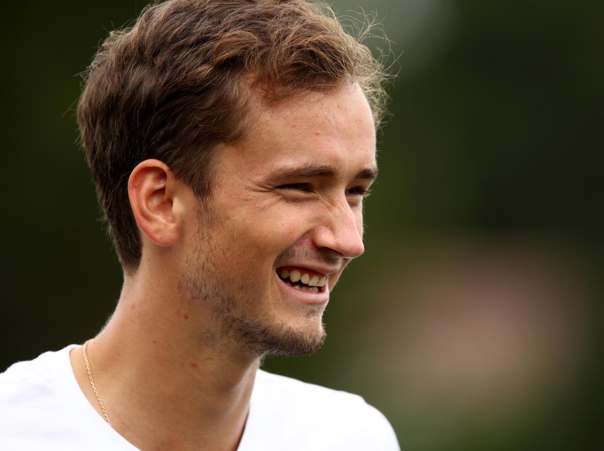 Wimbledon 2017: Daniil Medvedev throws coins at umpire's chair after